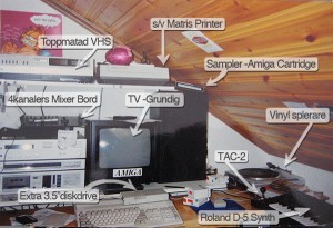 Hemmakontor 1990. Amiga dator, Matrisprinter och toppmatad VHS.